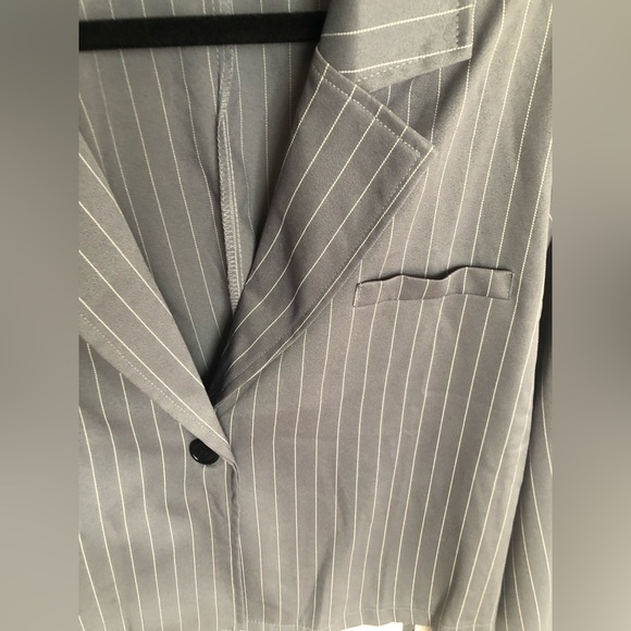 Gray cropped pin striped blazer - Picture 2 of 4